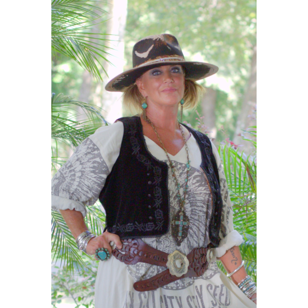 
                  
                    Load image into Gallery viewer, Velvet Reign Vest
                  
                