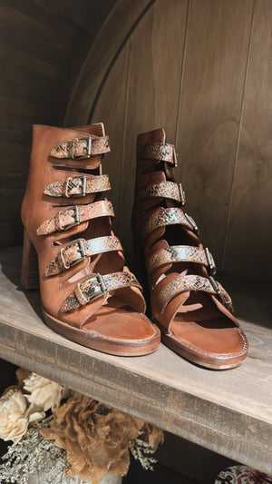 
                  
                    Load image into Gallery viewer, Vintage Foundry Co. Shoe in Cognac
                  
                