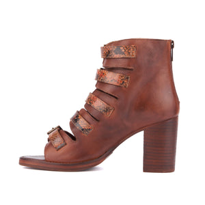 
                  
                    Load image into Gallery viewer, Vintage Foundry Co. Shoe in Cognac
                  
                
