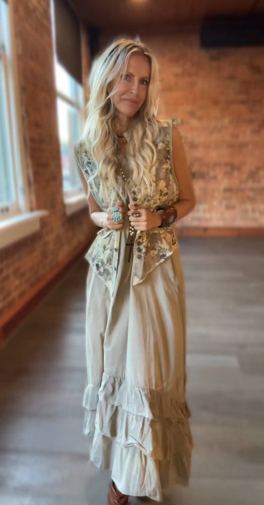 
                  
                    Load image into Gallery viewer, Floral Mesmerized Me Vest
                  
                