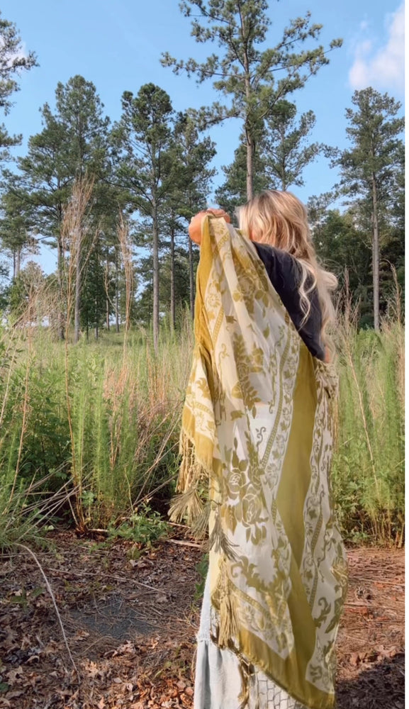 
                  
                    Load image into Gallery viewer, Velvet Crush Kimono
                  
                