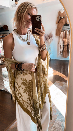 
                  
                    Load image into Gallery viewer, Velvet Crush Kimono
                  
                